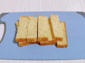 首先将全麦吐司切成条状，宽窄可以根据个人喜欢来。