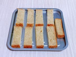 切好的全麦吐司条放入烤盘中。