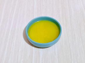 黄油隔水融化，或者微波炉叮30秒。