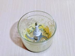 大蒜去皮，放入机器中搅成蒜蓉。