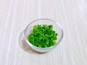 小葱去皮，洗干净，切葱花。(只用葱叶)