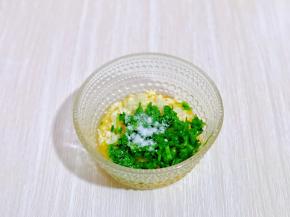 将融化的黄油放入碗中，再加入蒜蓉，葱花，盐。