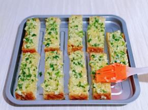 用硅胶刷，将料均匀刷在每条吐司上。