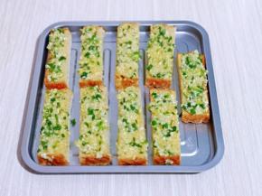 再撒上迷迭香。(不喜欢不放也可以)