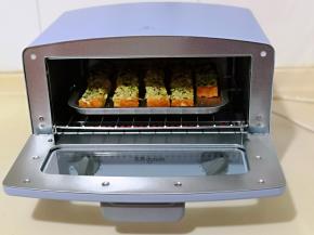 将烤盘入烤箱中层。