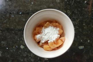 鸡胸肉切小丁，加酱油、料酒、玉米淀粉，抓匀，腌制半个小时。