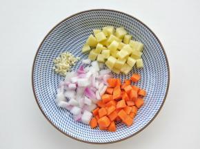 洋葱、胡萝卜、土豆切小丁，蒜切末。
