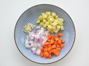洋葱、胡萝卜、土豆切小丁，蒜切末。