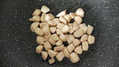 不粘锅烧温热加油，放鸡胸肉，炒至变色后盛出来备用。