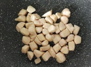 不粘锅烧温热加油，放鸡胸肉，炒至变色后盛出来备用。