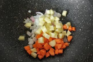 放胡萝卜和土豆，翻炒会。