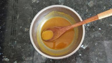 咖喱粉加适量水，搅和均匀。