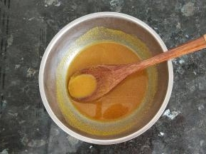 咖喱粉加适量水，搅和均匀。