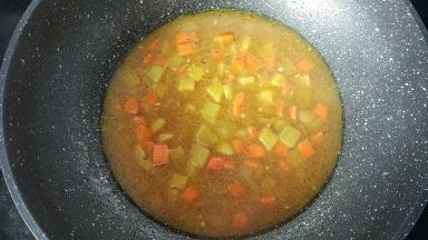 再加适量水，差不多末过蔬菜，加盐和糖。