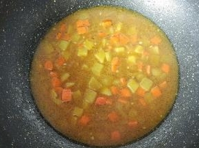 再加适量水，差不多末过蔬菜，加盐和糖。