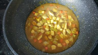 煮至汤汁变少一点后放入鸡胸肉，再煮会。