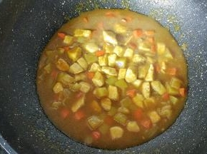 煮至汤汁变少一点后放入鸡胸肉，再煮会。