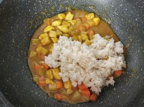 汤汁变浓稠后加入干饭，加味精，翻炒均匀。