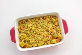 把炒好的咖喱饭放入耐高温焗饭盘中。