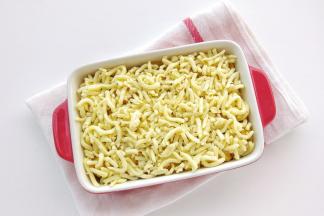 在咖喱饭表面撒适量马苏里拉芝士碎。