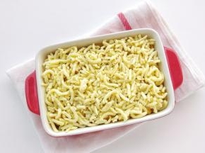 在咖喱饭表面撒适量马苏里拉芝士碎。