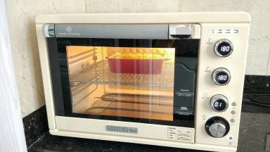 烤箱提前预热，180--18分钟中层，烤至表面芝士融化，变金黄色就可以。