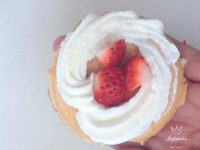 在蛋糕胚表面挤一圈淡奶油，中间加入几块新鲜草莓，再合上一个蛋糕胚，表面装饰一圈淡奶油，加上草莓或蓝莓。