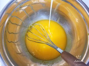 加入牛奶，继续搅拌均匀。