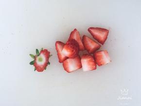 草莓洗净控水，切成小块。