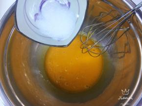 蛋黄加十克细砂糖搅拌至溶化。 