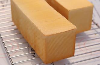 准备一个300克吐司。