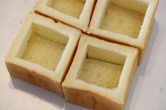 软心部分分别平均分成三片，一片放入吐司里面，压成底部。