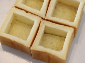 软心部分分别平均分成三片，一片放入吐司里面，压成底部。