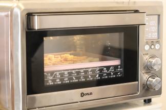 烤箱设置上火180度，下火170度，烘烤时间为7分钟。