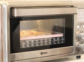 烤箱设置上火180度，下火170度，烘烤时间为7分钟。