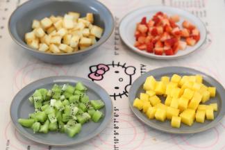 芒果、草莓和奇异果分别切成小块状。