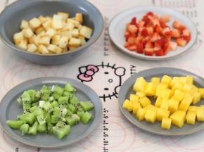 芒果、草莓和奇异果分别切成小块状。