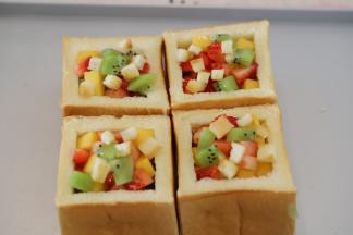 将吐司粒，水果粒装入吐司里面。