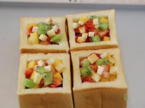 将吐司粒，水果粒装入吐司里面。