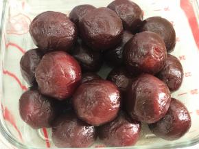 蛋黄喷酒后150度烤8分钟，放凉后，包裹上豆沙馅，总重量25克/个