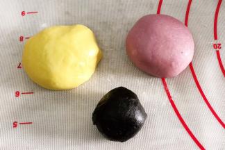 油皮部分多揉了半份，分别用竹炭粉和黄色、粉色色素揉出三色面团备用