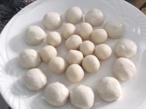 油皮部分：我通常提前一晚把所有材料放入厨师机简单揉一下成团，放冰箱，第二天取出摔打几下揉一揉基本已经非常柔软而且有韧性，省时省力！油酥部分揉成团后放入冰箱冷藏松弛30分钟左右。油皮18克/个，油酥12克/个。