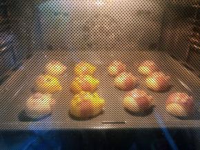  180度15分钟，转150度20分钟，观察上色情况，需要时盖上锡纸。