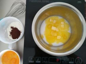 水、牛奶、盐、黄油一起放锅中开中火煮开，要不停的用蛋抽搅拌以免糊底。
