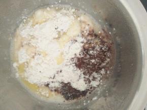 不要关火，转小火，倒入粉类，将面烫熟。