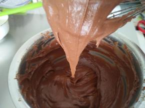 提起打蛋头可以看到面糊呈倒三角状，长度约为4CM。