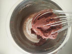 用蛋抽不停的搅拌至无干粉颗粒