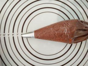 面糊装裱花袋，大圆嘴。