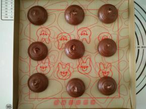 在垫了硅胶垫的烤盘上挤出9个泡芙体。直径约为4-4.5CM。