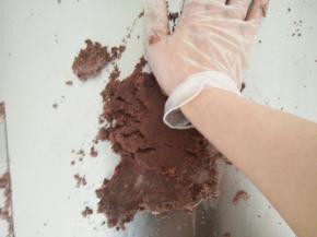 戴手套开始反复搓擦